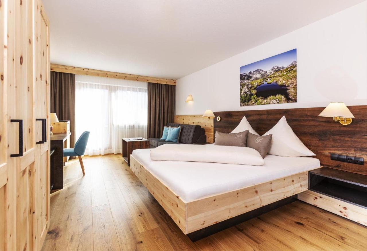 Hotel Garni Tirol ラディス エクステリア 写真