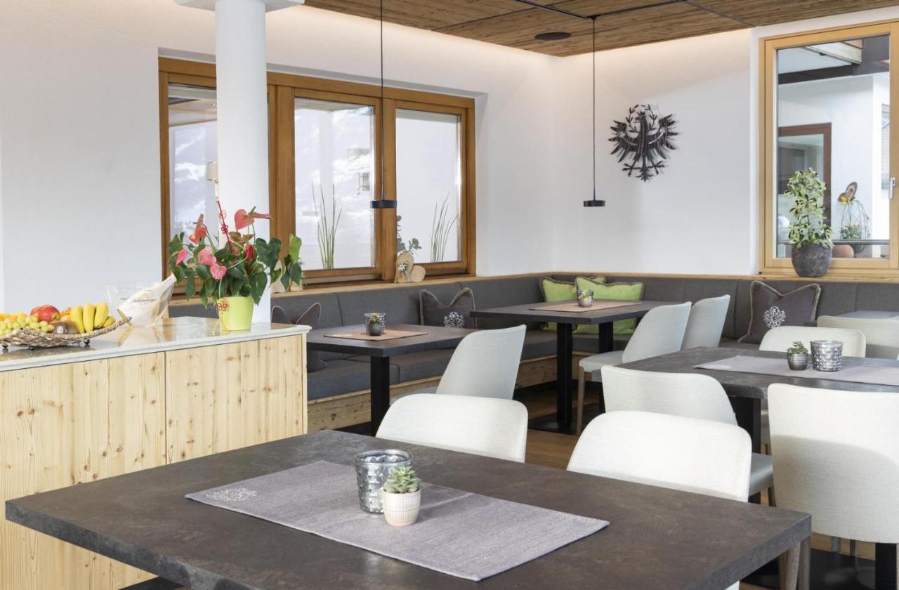 Hotel Garni Tirol ラディス エクステリア 写真