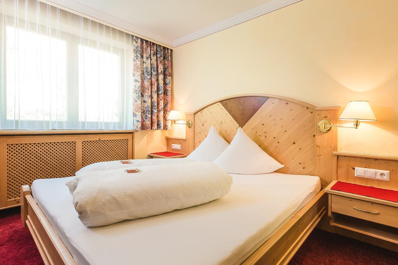 Hotel Garni Tirol ラディス エクステリア 写真