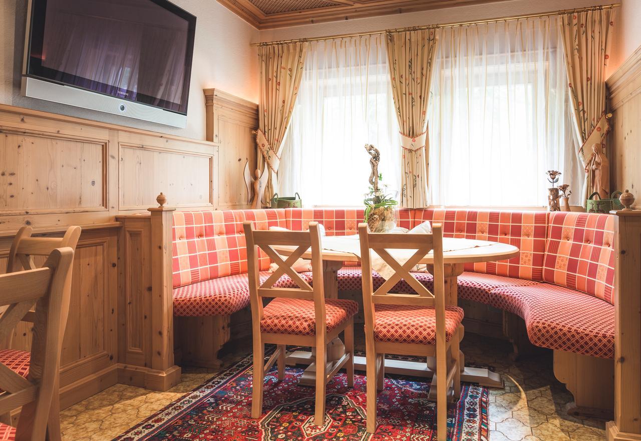 Hotel Garni Tirol ラディス エクステリア 写真