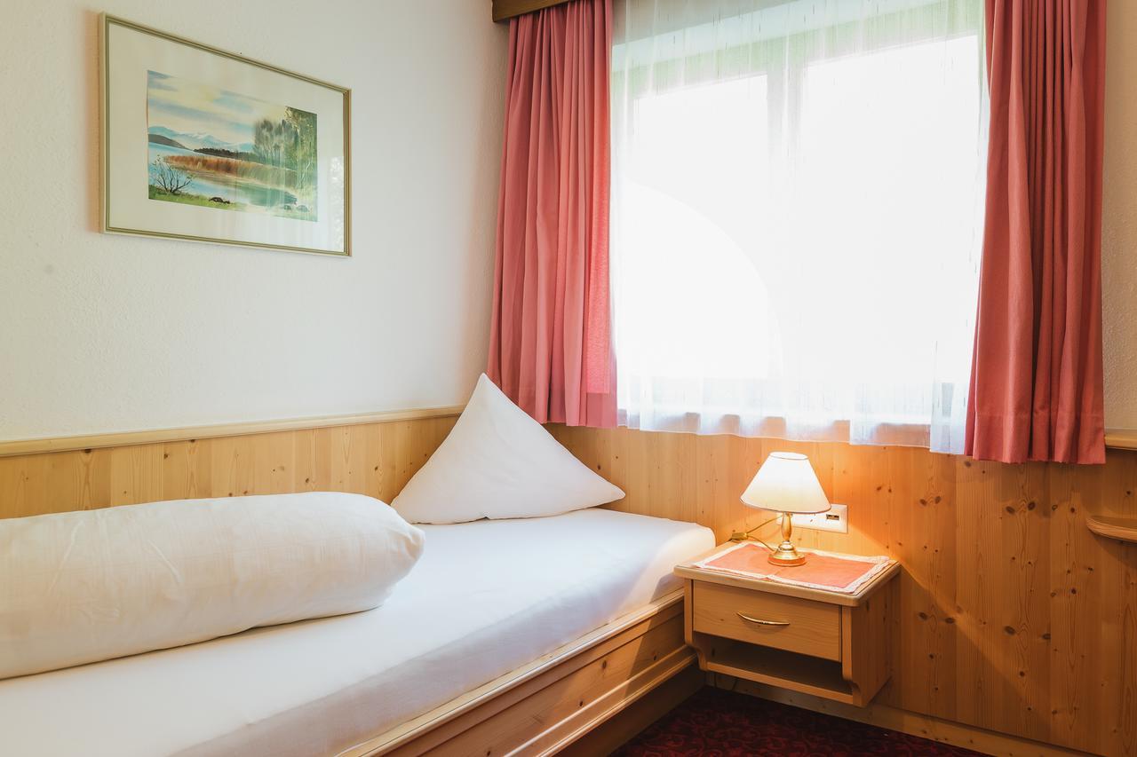 Hotel Garni Tirol ラディス エクステリア 写真