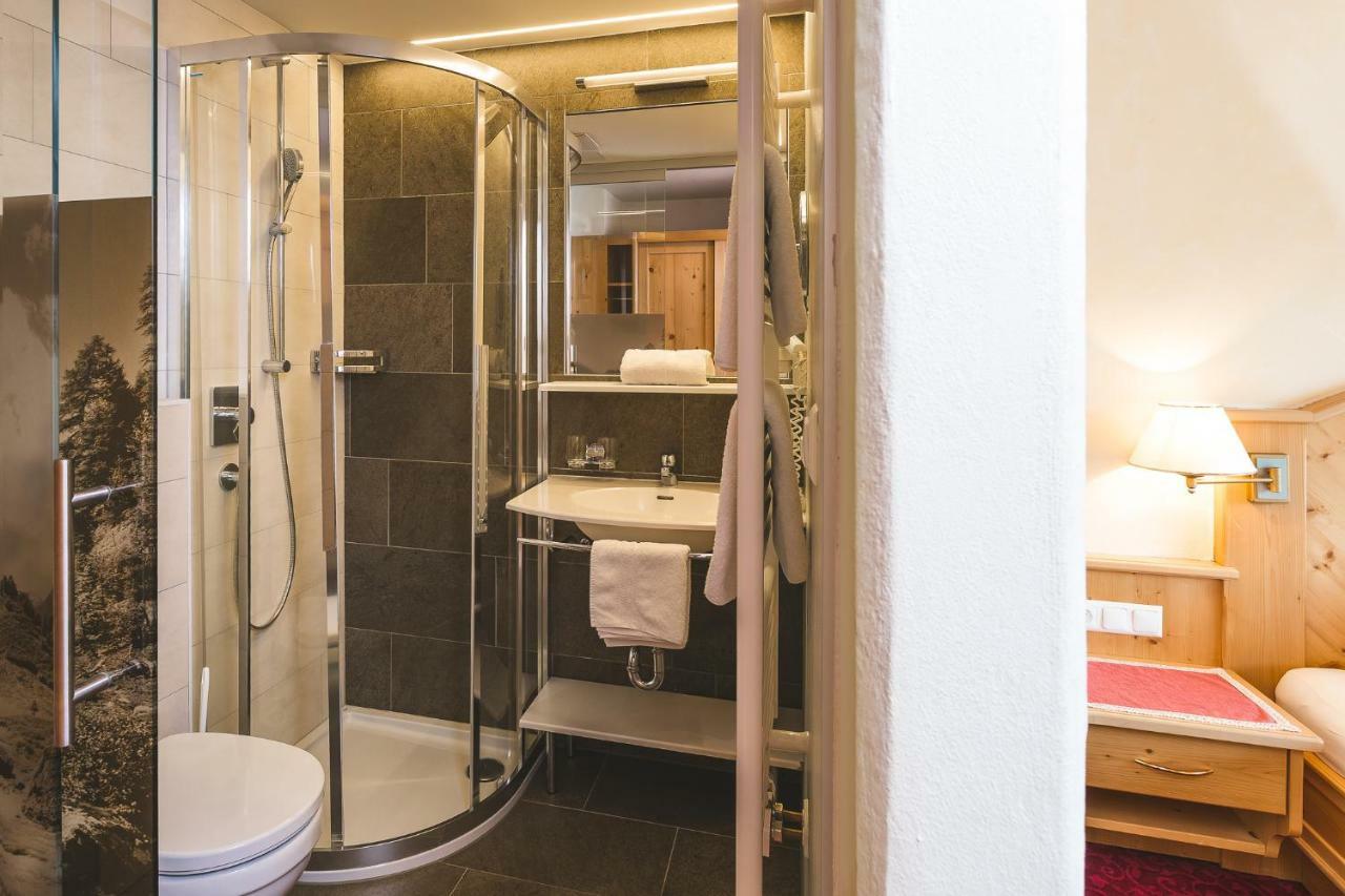 Hotel Garni Tirol ラディス エクステリア 写真