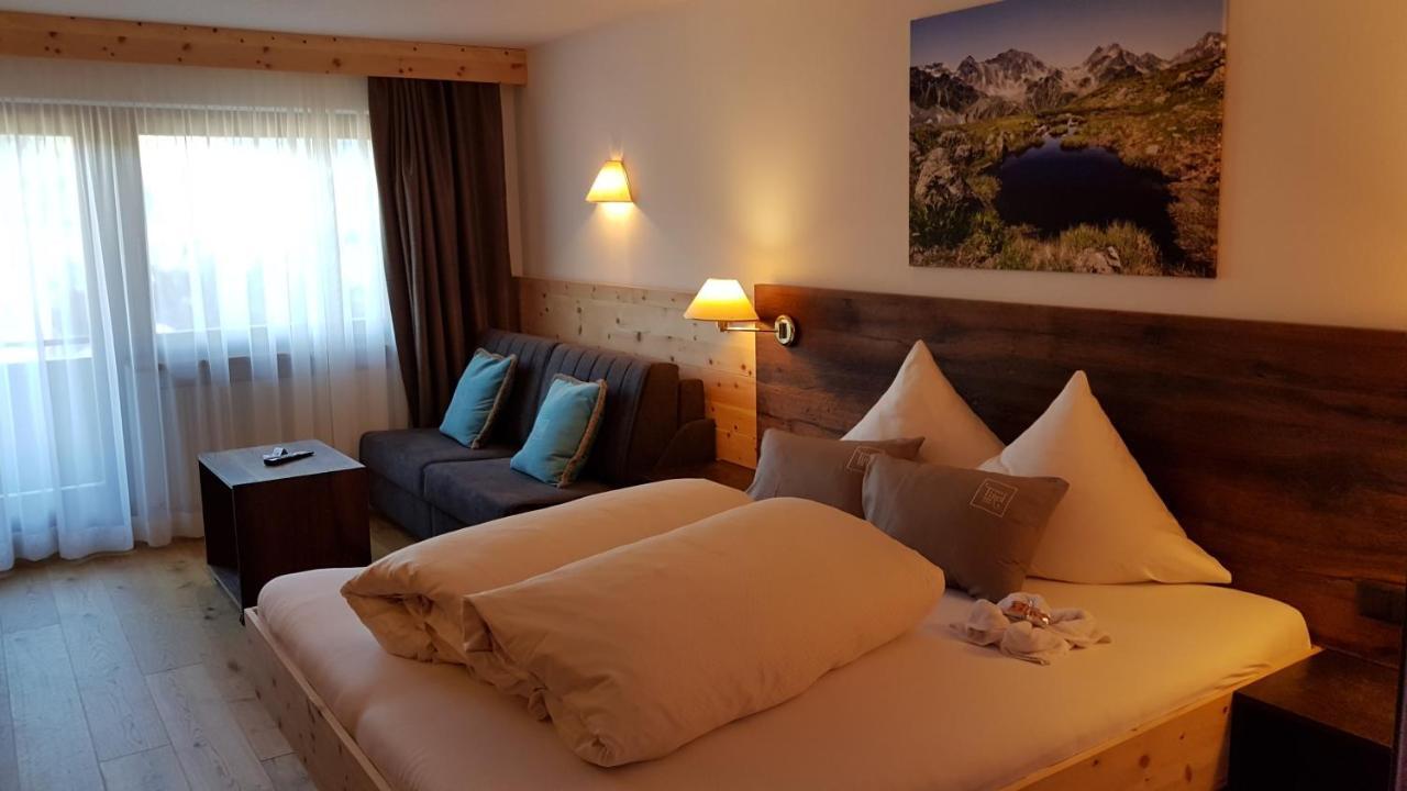 Hotel Garni Tirol ラディス エクステリア 写真